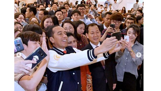 Presiden Joko Widodo berfoto selfie dengan mahasiswa Korea Selatan usai menghadiri kuliah umum di Hankuk University (Foto: Instagram @kemensetneg.ri)