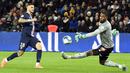 Proses terjadinya gol yang dicetak striker PSG, Neymar, ke gawang Lille pada laga Ligue 1 Prancis di Stadion Parc des Princes, Paris, Jumat (22/11). PSG menang 2-0 atas Lille. (AFP/Franck Fife)