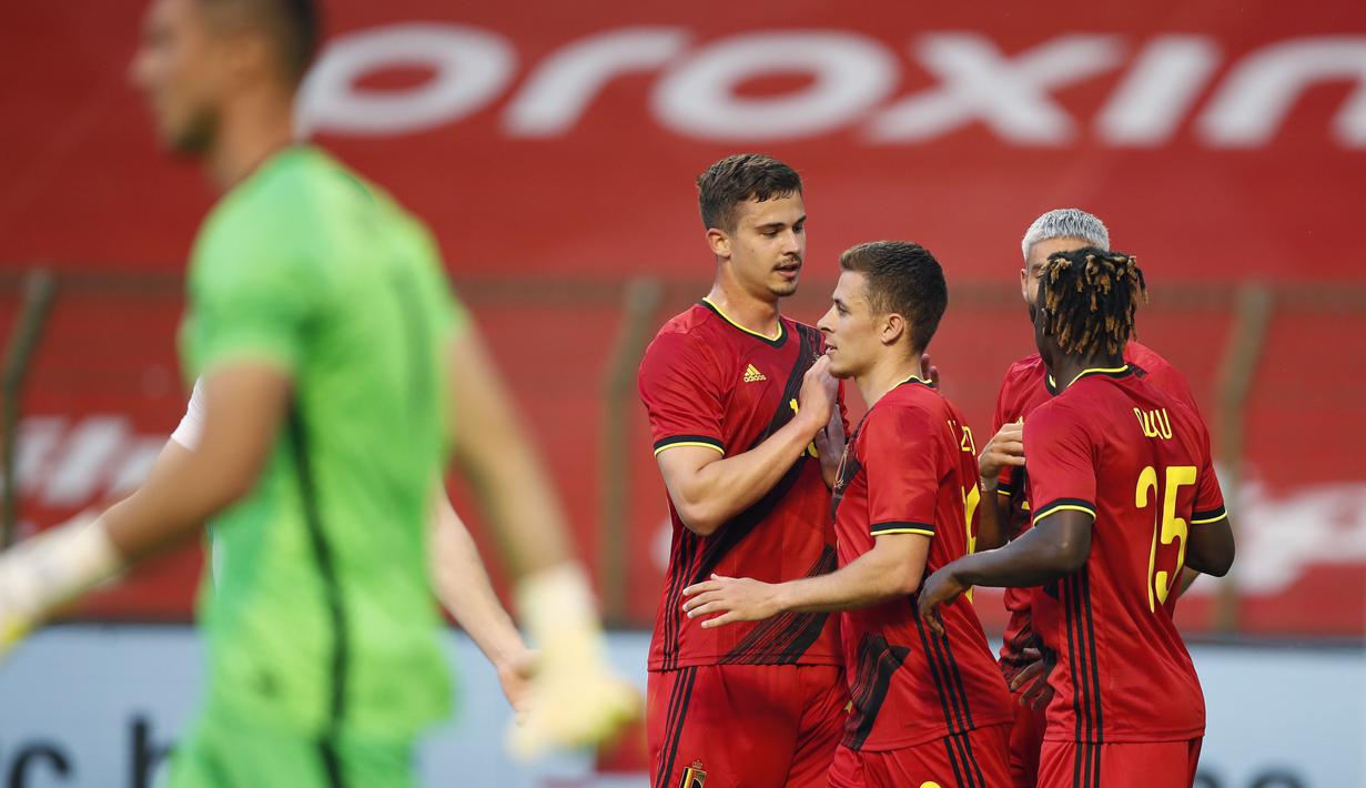 Para pemain Belgia merayakan gol yang dicetak oleh Thorgan Hazard ke gawang Yunani pada laga uji coba di Stadion King Baudouin, Jumat (4/6/2021). Kedua tim bermain imbang 1-1. (AP/Francisco Seco)