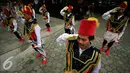 Sejumlah penari membawakan tarian Badui Al Muin pada Gelar Seni taman Budaya Yogyakarta, Jumat (18/3). Gelar seni yang menampilkan kesenian tradisonal kabupaten-kota Se DIY akan berlangsung hingga 20 Maret 2016. (Liputan6.com/Boy Harjanto)