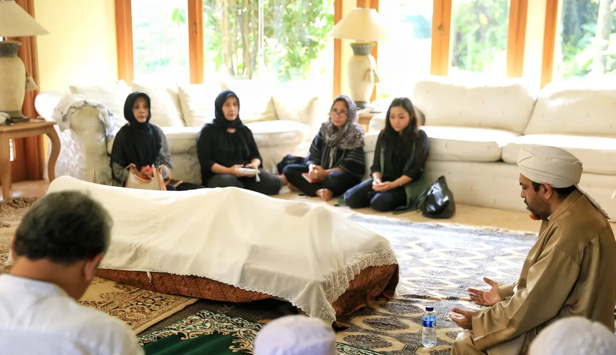 Selain dikenal sebagai tokoh pertelevisian tanah air, Alex Kumara juga ikut terlibat dalam pembuatan film berjudul Chrisye. Almarhum membantu sutradara Rizal Mantovani dalam film yang di produksi MNC Pictures itu. (Adrian Putra/Bintang.com)