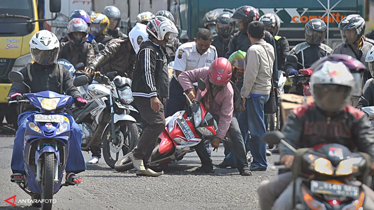 tabrakan-motor-130804b.jpg
