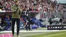 Pelatih Bayern Munchen  Julian Nagelsmann memberi isyarat selama pertandingan divisi pertama Jerman Bundesliga menghadapi VfL Bochum 1848 di Munich, Jerman selatan pada 11 Februari 2023. Pemecatan Nagelsmann selain karena loyo di Bundesliga diduga juga karena hubungan kurang baik dengan pemain-pemain senior termasuk kiper Manuel Neuer. (Michaela Rehle / AFP)