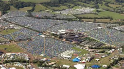 Pemandangan udara menunjukkan deretan tenda di lokasi kemah Festival Glastonbury, Worthy Farm, Somerset, Inggris, Kamis (27/6/2019). Festival Glastonbury akan berlangsung pada tanggal 26-30 Juni 2019. (Aaron Chown / PA Wire (/ PA via AP)
