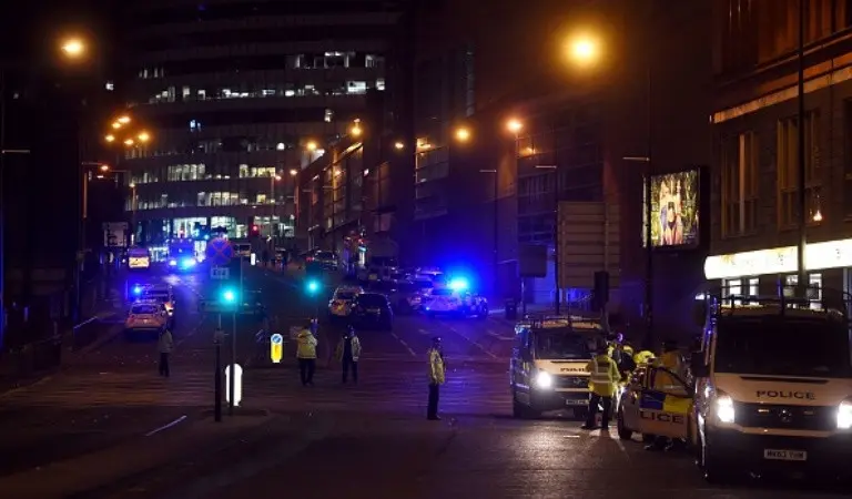 Pihak kepolisian Manchester berjaga-jaga setelah peristiwa ledakan bom saat konser Ariana Grande di Manchester Arena, Manchester, Senin (22/5/2017). (AFP/Paul Ellis)