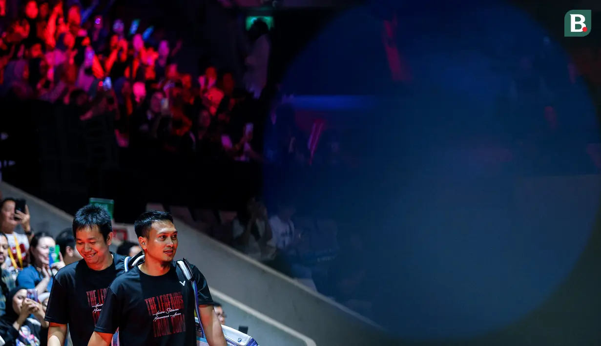 <p>Pebulu tangkis ganda putra Indonesia, Mohammad Ahsan/Hendra Setiawan memasuki court saat melakukan laga ekhibisi melawan pasangan Seo Seung-jae dan Kevin Sanjaya dalam acara 'Moment of Honor The Daddies' sebelum laga final Indonesia Masters 2025 di Istora Senayan, Jakarta, Minggu (26/01/2025). (Bola.com/Bagaskara Lazuardi)</p>