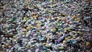 Jemaah membawa payung saat memadati masjid Namirah di Kota Arafah, Arab Saudi (31/8). Menurut hikayat setempat, masjid ini merupakan salah satu saksi pertama kali Rasulullah melaksanakan ibadah haji. (AP Photo / Khalil Hamra)