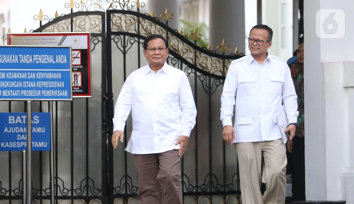 Ketua Umum Partai Gerindra Prabowo Subianto (kiri) didampingi Wakil Ketua Umum Partai Gerindra, Edhy Prabowo meninggalkan Kompleks Istana Kepresidenan di Jakarta, Senin (21/10/2019). Prabowo Subianto mengaku diminta untuk masuk ke kabinet Joko Widodo-Ma'ruf Amin. (Liputan6.com/Angga Yuniar)