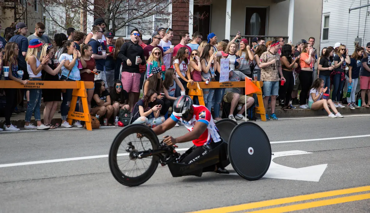Seorang atlet bersaing dalam kejuaraan balap kursi roda kategori pria pada ajang Boston Marathon ke-121 di Boston, Senin (17/4). (Kayana Szymczak/Getty Images/AFP)