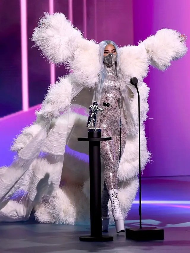 7 Gaya Nyentrik Lady Gaga Gunakan Masker di MTV VMA 2020, Curi Perhatian