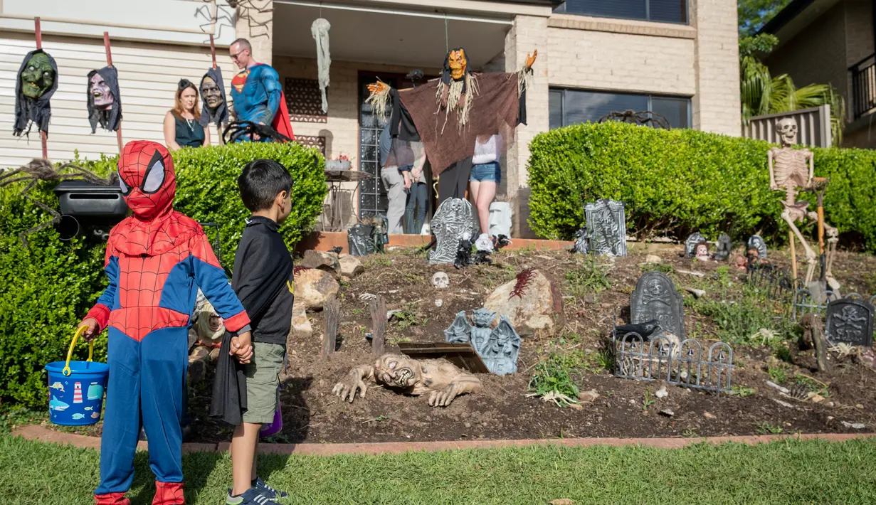 Anak-anak merayakan Halloween di Wollongong, Australia (31/10/2020). (Xinhua/Chu Chen)