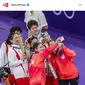 Para peraih medali Olimpiade 2024 Paris cabang olahraga badminton ganda putri selfie bersama dengan Galaxy Z Flip6 Olympic Edition, Chiharu Shida tampak memegang Galaxy Z Flip6 Olympic Edition dan menggunakan flex cam untuk berfoto selfie bareng Nami Matsuyama, Chen Qing Chen, Jia Yi Fan, Tan Ning, dan Liu Sheng Shu. (Foto: @bwf.official).