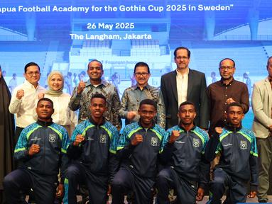 Para petinggi dari SKF dan PT Freeport Indonesia berfoto dengan para pemain dari Papua Football Academy dalam acara pendatanganan MoU antara SKF dan PT Freeport Indonesia di Hotel LangHam, Jakarta pada Senin (26/5/2025).