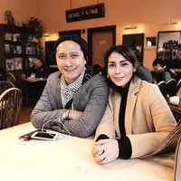 Istri presenter Arie Untung, Fenita Ari menjadi perbincangan warganet. Dalam unggahan foto yang diunggah suaminya, Fenita Arie tampil berbeda dari biasanya. (Instagram/ariekuntung)