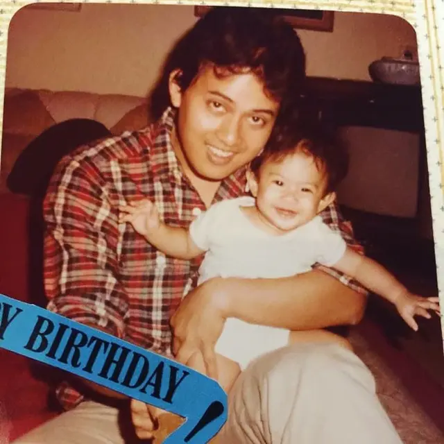 6 Foto Lawas Dian Sastrowardoyo Saat Masih Kecil, Cinta Kebaya Sedari Dulu