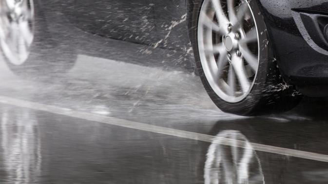 Taklukkan Aquaplaning: Kiat Aman Berkendara di Jalan Basah Musim Hujan