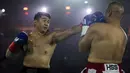 Chef Arnold (kiri) berusaha melayangkan pukulan ke konten kreator, Codeblue dalam pertarungan tinju Holywings Sports Show (HSS) seri kelima di Indonesia Arena, Kompleks Stadion Utama Gelora Bung Karno, Senayan, pada Minggu (22/04/2024). (Bola.com/Bagaskara Lazuardi)