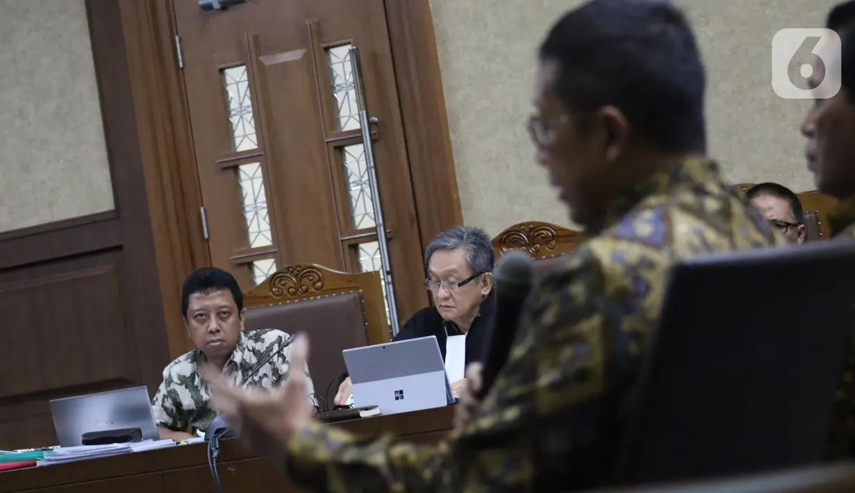 Terdakwa dugaan suap jual-beli jabatan di lingkungan Kemenag, M Romahurmuziy (kiri) menyimak keterangan mantan Menteri Agama, Lukman Hakim Saifuddin saat sidang lanjutan di Pengadilan Tipikor Jakarta, Rabu (4/12/2019). Sidang beragenda mendengar keterangan saksi. (Liputan6.com/Helmi Fithriansyah)