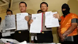 Aparat kepolisian menunjukan sejumlah berkas saat rilis kasus penipuan Wedding Organizer di Mapolres Jakarta, Barat, Senin (25/5/2015). Kerugian akibat penipuan jasa resepsi pernikahan tersebut mencapai Rp. 1,6 miliar. (Liputan6.com/Johan Tallo)