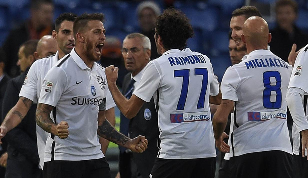 Para pemain Atalanta merayakan kemenangan atas tuan rumah AS Roma  pada laga Serie A di Stadion Olimpico, Italia, Minggu (29/11/2015). (AFP Photo/Andreas Solaro)