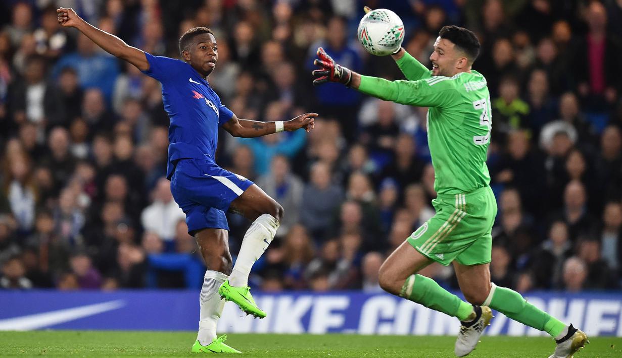 Gelandang Chelsea, Charly Musonda, berusaha membobol gawang Nottingham Forest yang dijaga Stephen Henderson pada laga Piala Liga di Stadion Stamford Bridge, London, Rabu (20/9/2017). Chelsea menang 5-1 atas Forest. (AFP/Glyn Kirk)