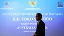Presiden Joko Widodo atau Jokowi saat melakukan kunjungan ke Sydney, Australia, Sabtu (25/2). Dalam kunjungan tersebut, sejumlah pertemuan penting akan digelar Jokowi bersama dengan Perdana Menteri Australia Malcolm Turnbull. (Jason Reed/Pool/AFP)