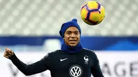 Striker Prancis, Kylian Mbappe, mengontrol bola saat mengikuti sesi latihan di Stade De France, Paris, Minggu (19/11/2018). Prancis akan mejalani laga persahabatan melawan Uruguay. (AFP/Franck Fife)