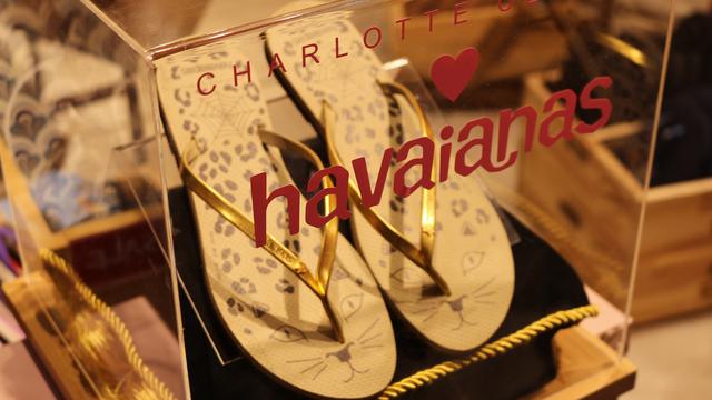  Sandal  Jepit Mewah Aksen Emas Kolaborasi Charlotte Olympia 