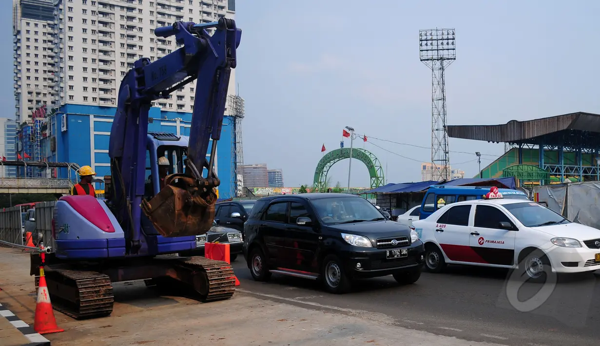 Pekerja dibantu alat berat menyelesaikan proyek pembangunan Mass Rapid Transit (MRT) di kawasan Lebak Bulus, Jakarta, Senin (23/3/2015). Rencananya, pembangunan koridor tersebut ditargetkan selesai pada Mei 2016. (Liputan6.com/Yoppy Renato)