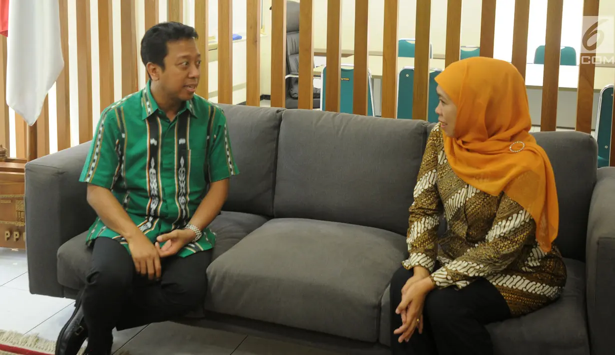Calon Gubernur Jawa Timur Khofifah Indar Parawansa (kanan) berbincang dengan Ketum PPP Romahurmuziy (kiri) di Kantor DPP PPP, Jakarta, Senin (9/7). Acara ini dalam rangka silaturahmi. (Merdeka.com/Arie Basuki)
