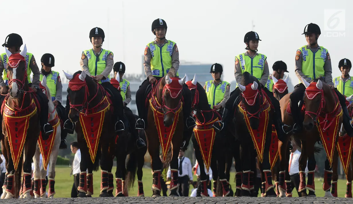 Polisi lalu lintas mengikuti apel operasi ketupat 2019 di lapangan Silang Monas, Jakarta, Selasa (28/5/2019). Objek pengamanan dalam Operasi Ketupat Tahun 2019 juga dilakukan di  3.097 pusat perbelanjaan, 77.217 masjid, dan 3.530 objek wisata. (merdeka.com/Imam Buhori)