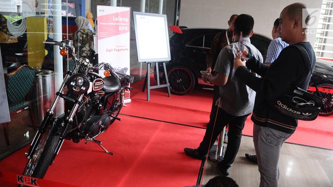 Pengunjung melihat motor Harley milik terpidana korupsi yang dilelang KPK saat Hari Anti Korupsi Sedunia, Jakarta, Selasa (4/12). Motor Harley milik Auditor Madya milik Sigit Yugoharto memiliki nilai limit Rp 72 juta. (Liputan6.com/Angga Yuniar)