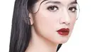 Setelah tampil unik dengan lipstik hijau, Angel Karamoy tampil elegan dengan bibirnya yang dipoles lipstik berwarna merah. Pakai lipstik warna apa pun saudara Kezia Karamoy ini tetap cantik. (via instagram/@realangelkaramoy)