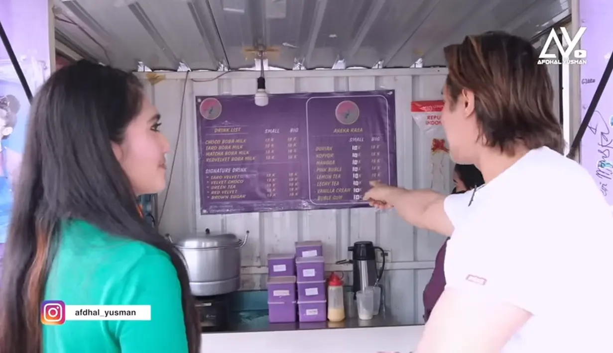 Revi Mariska menjual es boba dari harga 13 ribu sampai 18 ribu. Tampak warungnya juga terlihat sederhana di depan mini market. [Youtube/Afdhal Yusman]