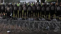 Suasana di depan Istana Negara, Jakarta Pusat, Rabu (20/5/2015), dipenuhi oleh aparat kepolisian. Mereka bertugas melakukan pengamanan mengantisipasi demo besar pada Hari Kebangkitan Nasional (Harkitnas). (Liputan6.com/JohanTallo)