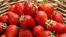 Strawberry mengandung asam alami yang bisa bantu mencerahkan warna gigi. Cobalah untuk menumbuk strawberry, kemudian menggosokkannya pada gigi Anda. Tunggu 15 menit, kemudian bilaslah dengan air. (Ilustrasi Istimewa)