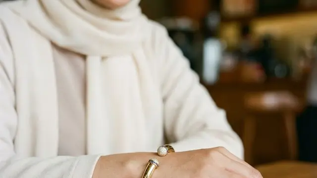 Model Gelang Emas Feminin untuk Pekerja Kantoran Berhijab