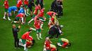 Meski pada laga tersebut mereka tumbang dua gol tanpa balas, namun para pemain beserta staf timnas Maroko tetap melakukan sujud syukur seperti yang biasa mereka lakukan sebelumnya. (AFP/Anne-Christine Poujoulat)