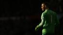 1. Kiper Manchester United, David De Gea, tampak silau terkena sorot mahahari saat laga Liga Premier Inggris melawan Arsenal di Stadion Old Trafford, Minggu (28/2/2016). MU berhasil menaklukan Arsenal 3-2. (Reuters/Jason Cairnduff)