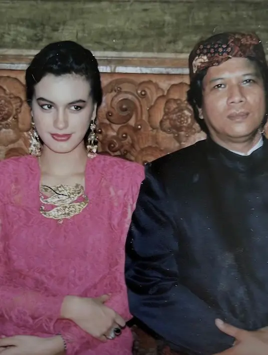 Sophia Latjuba juga pernah mengunggah potret dirinya mengenakan kebaya pink brokat lengkap dengan aksesori kalung dan anting-anting keemasan. [@sophia_latjuba88]