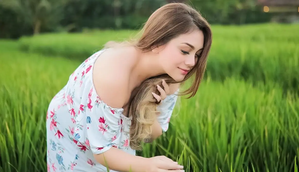 Celine Evangelista sedang liburan ke Bali, dalam unggahan Instagram terbarunya dirinya mengunggah potret cantik dirinya saat berpose di hamparan padi yang hijau. (Liputan6.com/IG/@celine_evangelista)