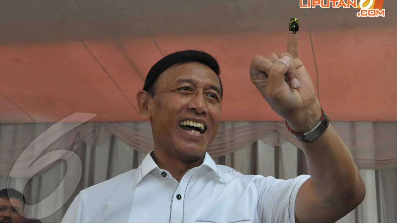 [FOTO] Senyum Wiranto dan Istri di TPS