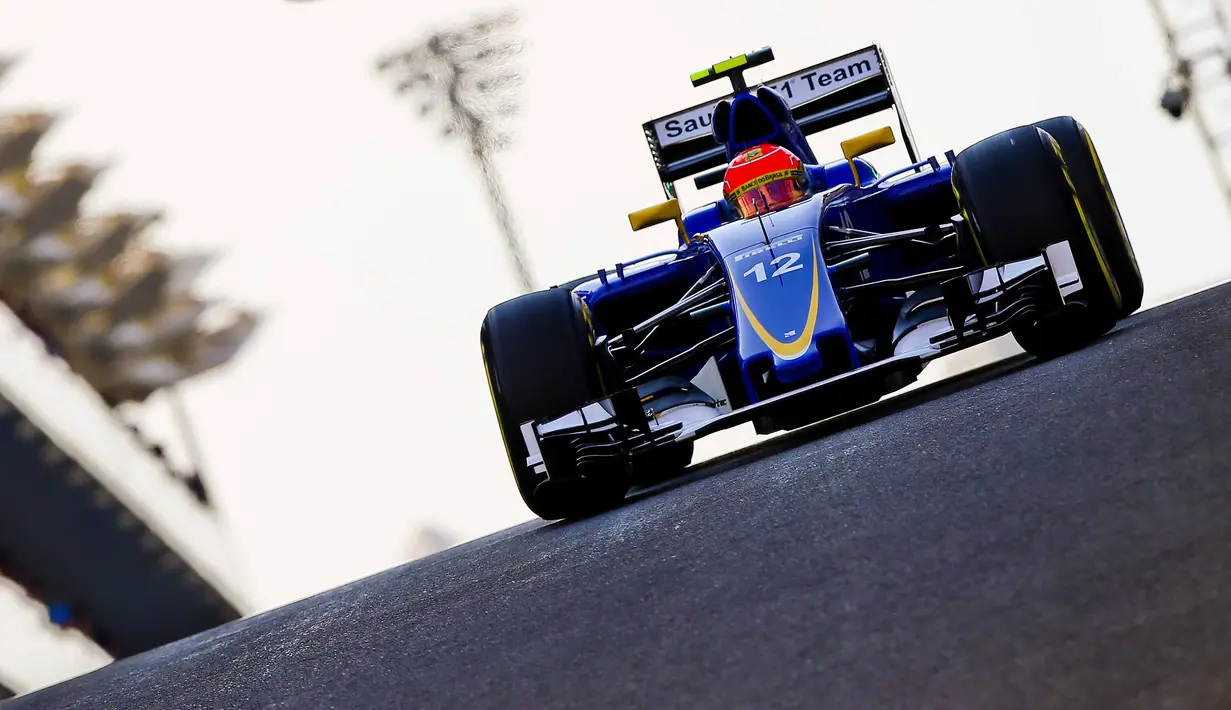 Felipe Nasr dari Sauber F1 Team membuat catatan waktu 1 menit 26,053 detik pada sesi pertama hari ke-4 tes pramusim di Sirkuit Catalunya, Barcelona, Spanyol, Kamis (25/2/2016). (EPA/Srdjan Suki)