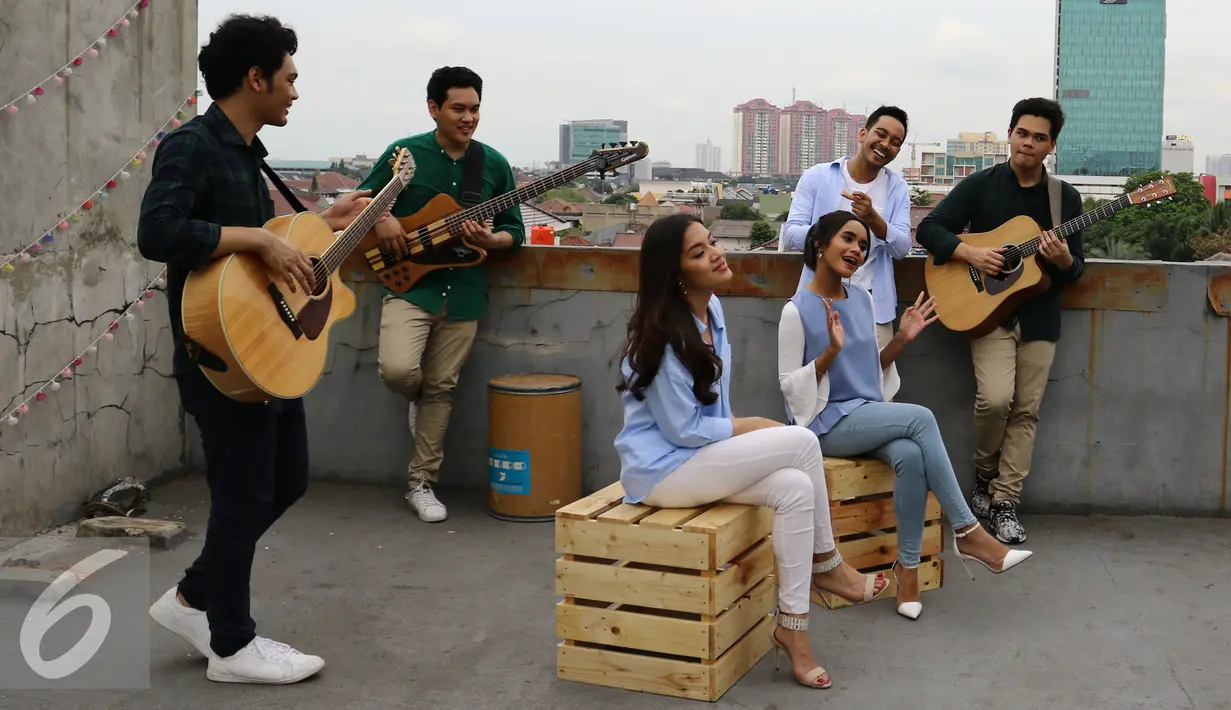 Suasana pembuatan video klip soundtrack 'Cek Toko Sebelah' di kawasan Cempaka Putih, Jakarta, Selasa (29/11). The Overtunes dan Grup Vocal GAC berkolaborasi dalam pembuatan video tersebut. (Liputan6.com/Herman Zakharia)