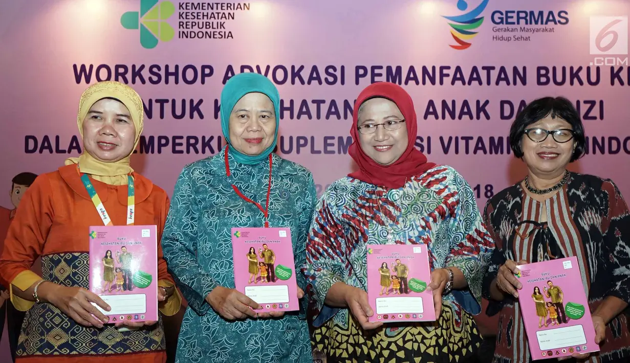 Dirjen Kesehatan Masyarakat MQIH Kirana Pritasari didampingi Sri Kusyuniati, Eni Gustina dan Laksmi Widyastuti memperlihatkan Buku Kesehatan Ibu dan Anak pada Workshop Advokasi Pemanfaatan Buku KIA, Jakarta, Rabu (19/9). (Liputan6.com/HO/Reza)