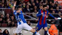   Striker Barcelona, Lionel Messi, saat berusaha melewati pemain Leganes pada pertandingan pekan ke-23 La Liga, di Camp Nou, Senin (20/2/2017) dini hari WIB. (AFP/Josep Lago). 