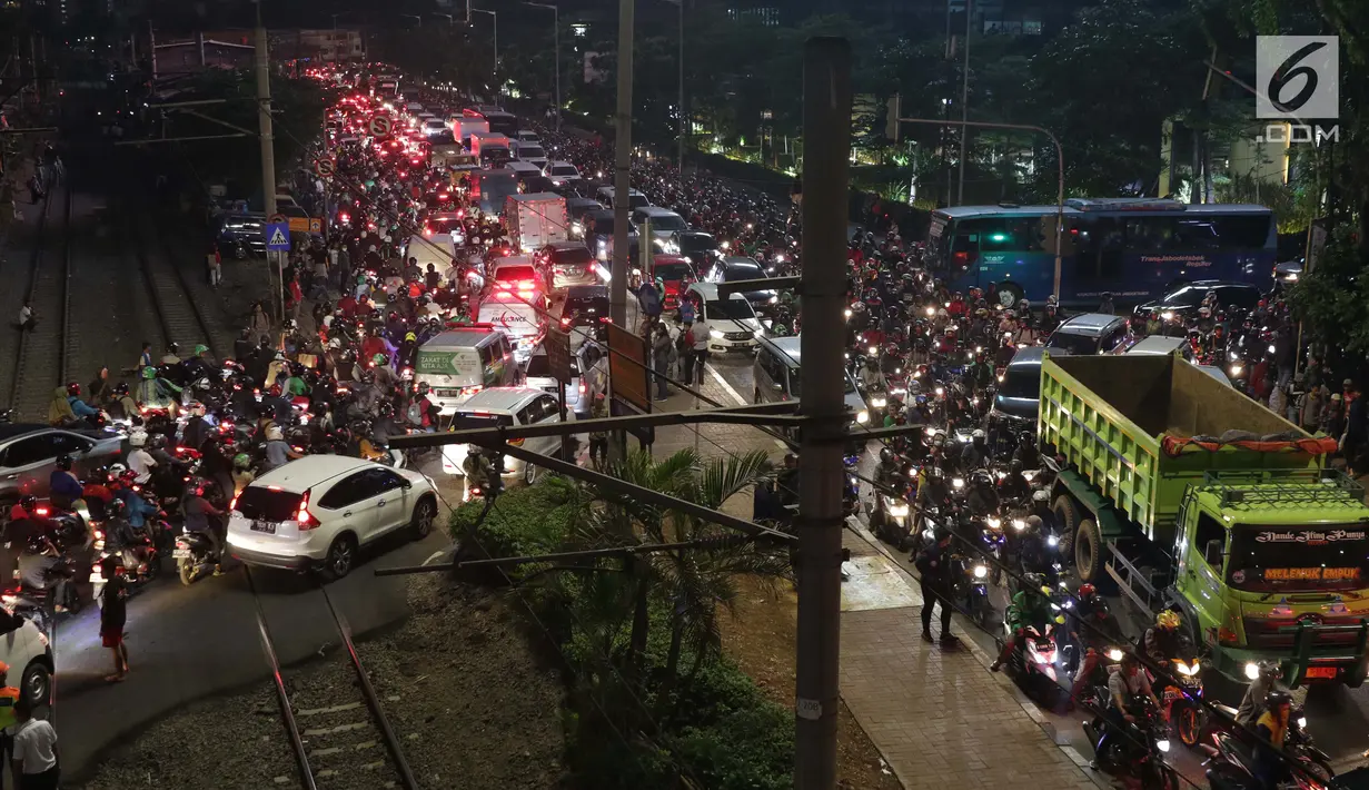 Kendaraan  terjebak kemacetan di sekitar kawasan Pejompongan akibat unjuk rasa mahasiswa di depan Gedung DPR, Jakarta, Selasa (24/9/2019). Demonstrasi mahasiswa dilakukan untuk menolak pengesahan berbagai RUU yang dianggap bermasalah. (Liputan6.com/Helmi Fithriansyah)