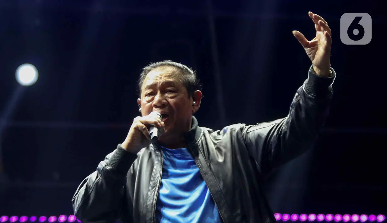 Menggandeng sejumlah penyanyi dan musisi tanah air, SBY menyanyikan lagu ciptaannya. (Liputan6.com/Herman Zakharia)