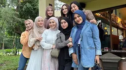 Dalam unggahan Lesti terdapat pula Aurel Hermansyah, Dinda Hauw, Syifa Hadju, Keisha Ratuliu, Margin, Melody, serta Shania Indriani. Pertemanan para selebriti ini pun mencuri perhatian banyak netizen. (Liputan6.com/IG/@lestykejora)