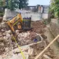 Seorang pekerja tewas dan tiga lainnya terluka akibat tertimpa tembok saat sedang bekerja di proyek normalisasi kali Perumahan Villa Bintaro Regency, Tangerang Selatan. (Foto: Istimewa)